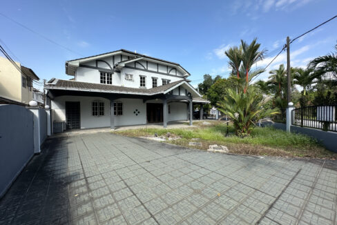 Driveway of corner house for sale in bandar kinrara