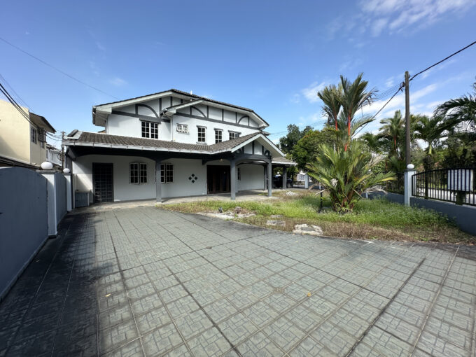 Driveway of corner house for sale in bandar kinrara